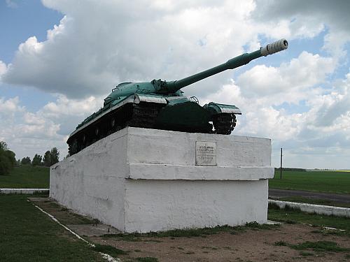 735