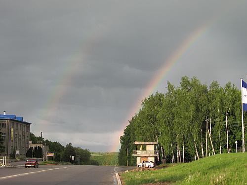 735