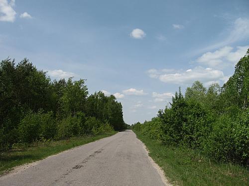 735