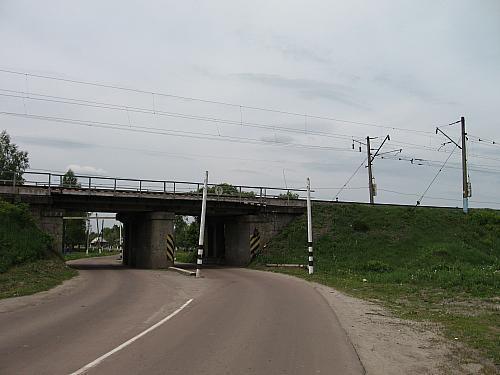 735