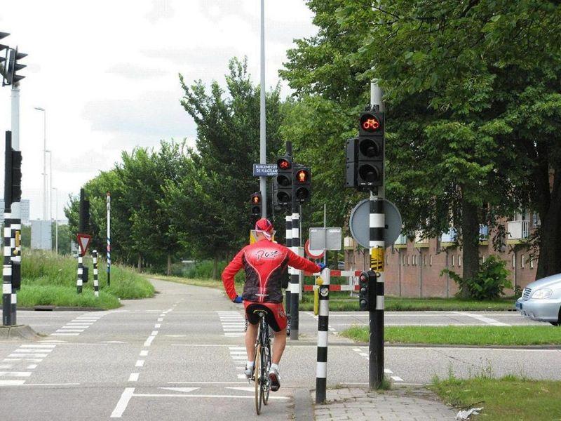 800px-HollandBicycleCrossRoad004