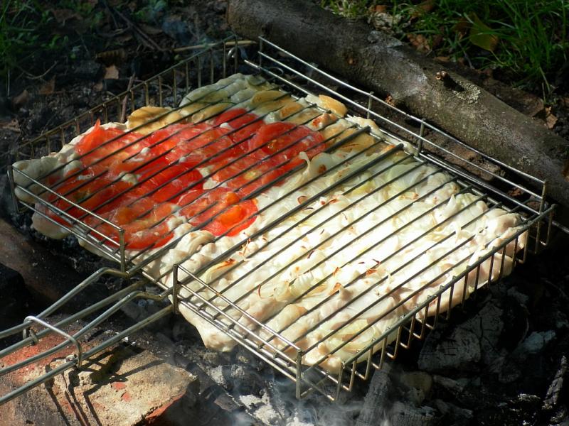 Грудка барбекю с луком, томатами и бананами