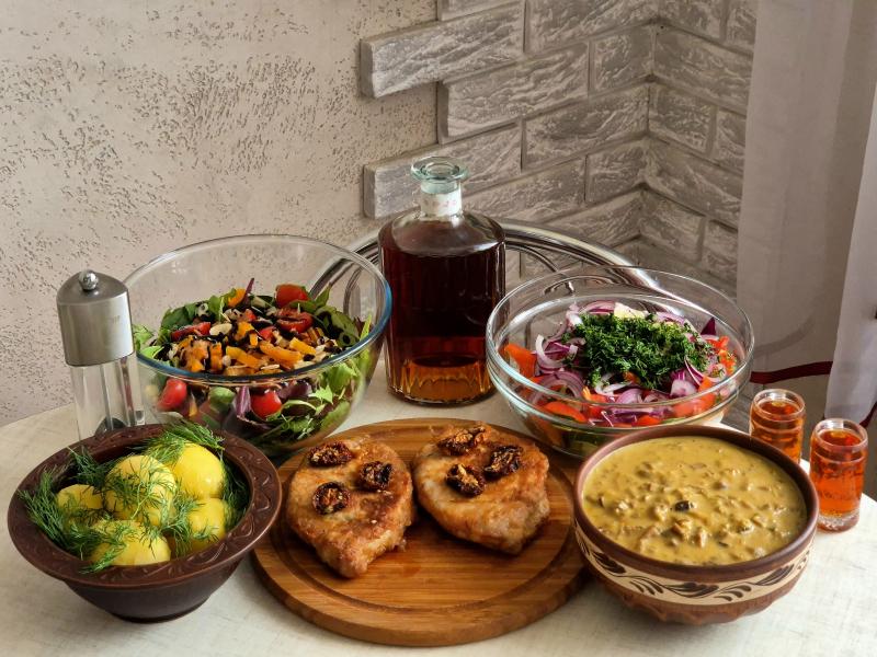 Грибна підлива з білих під мнясо і два салати )